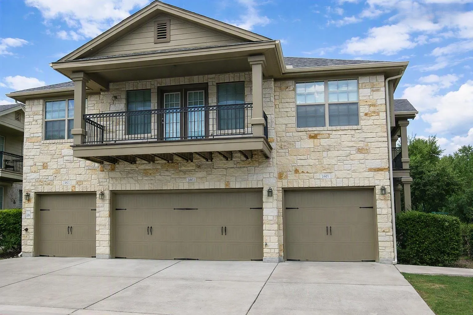 2 bed, 2.0 bath, 1090 sqft, $1,950 — Photo 2