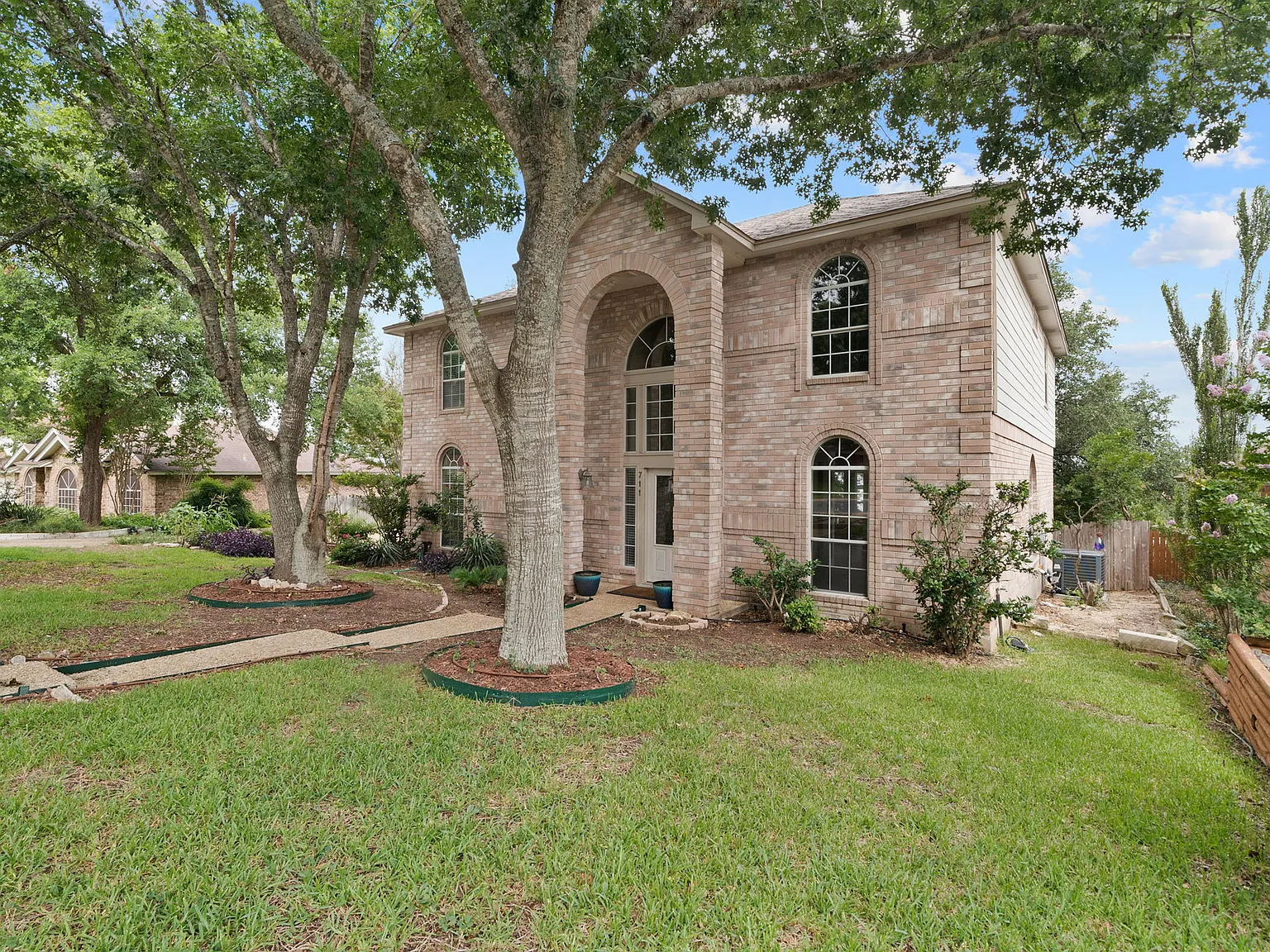 4 bed, 2.5 bath, 2754 sqft, $2,855 — Photo 2