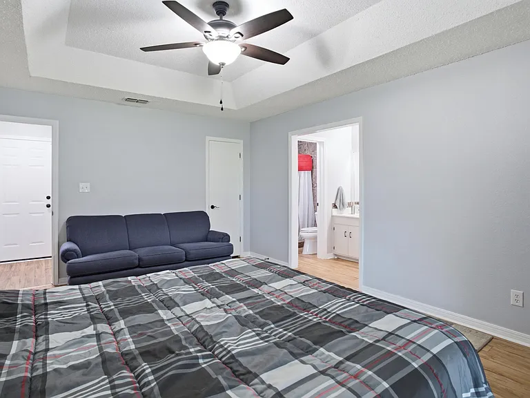 5526 Russell Dr — Photo 17