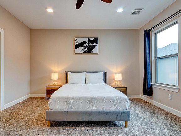 5th image of 2209 Hutchins St