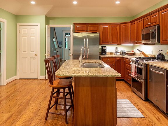 5th image of 971 Holly Ct