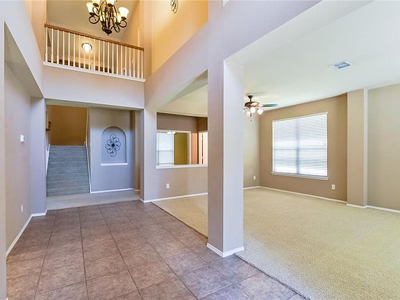 5th image of 2105 Windcastle Dr