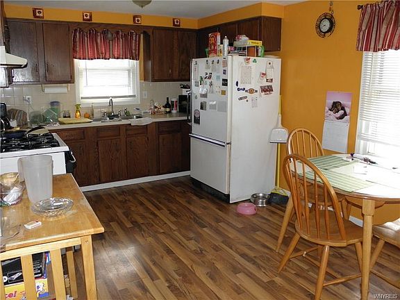 2nd image of 4040 Iroquois Ave