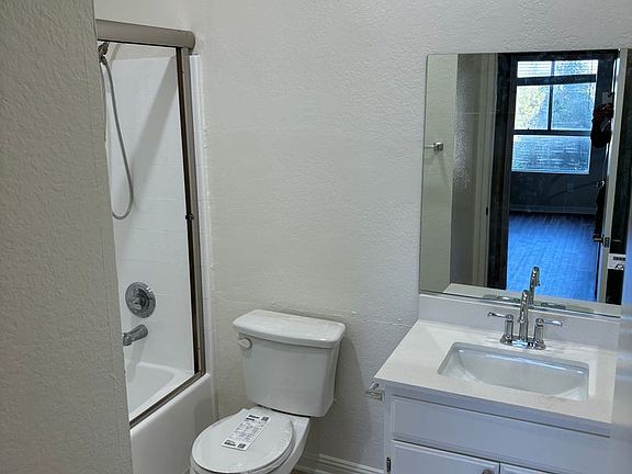 4th image of 22859 Del Valle St