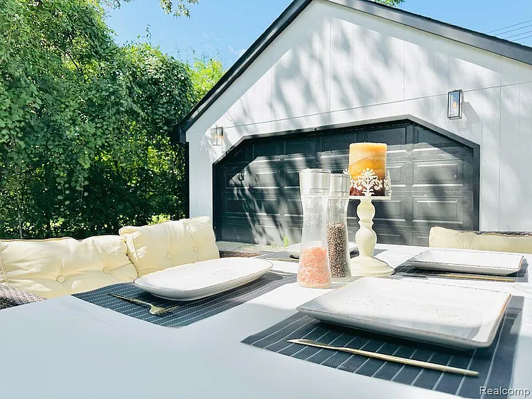 16244 Kirkshire Ave — Photo 44