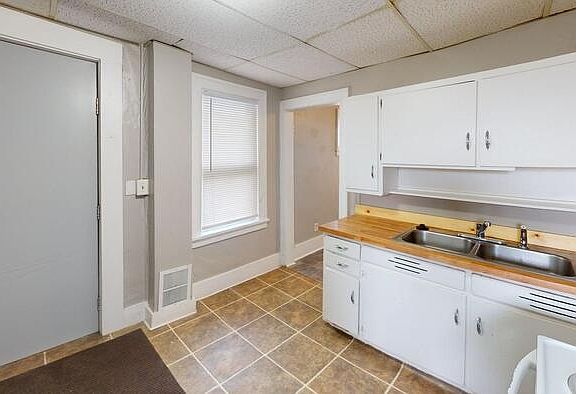 2nd image of 413 1/2 W Thayer Ave