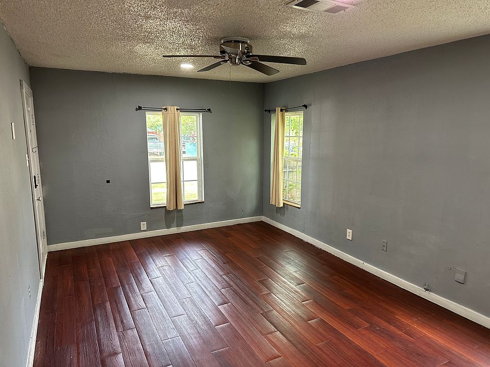 1st image of 304 SE 11th St