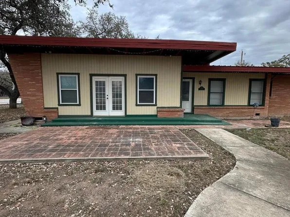 1000 N Center ST, Sabinal, TX 78881