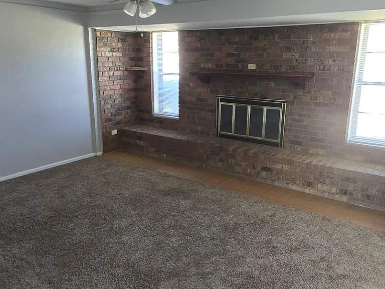 1609 Douglas Dr — Photo 10