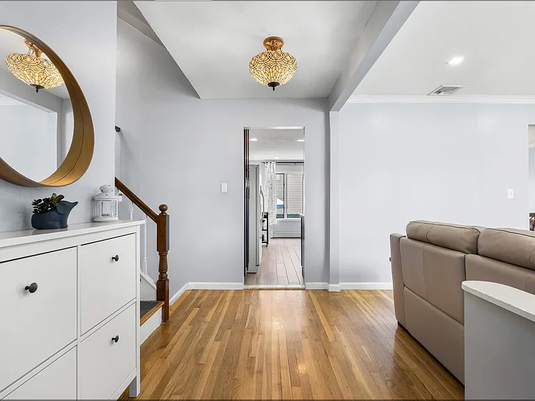 2 York Ave — Photo 3