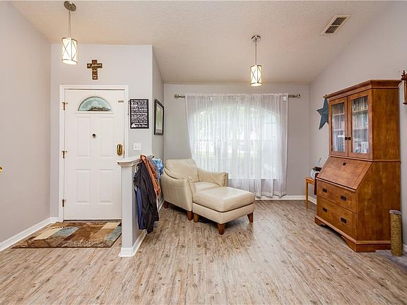 5th image of 820 Park Valley Cir