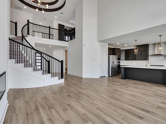 3rd image of 15667 Broadway Bend Dr