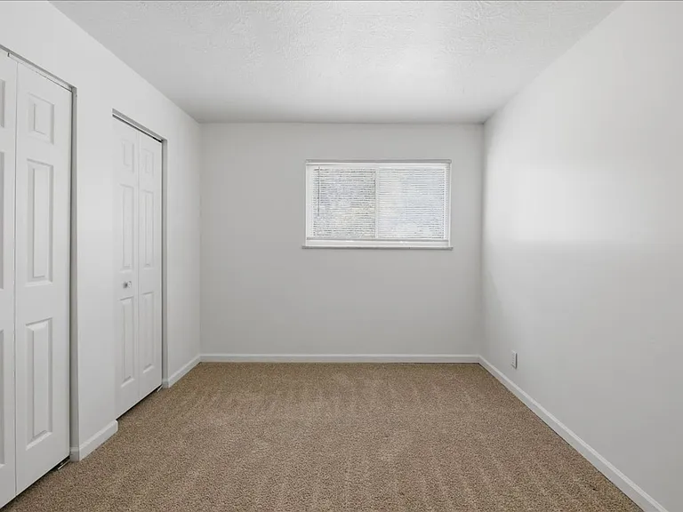 809 - 811 Riverside Drive — Photo 11