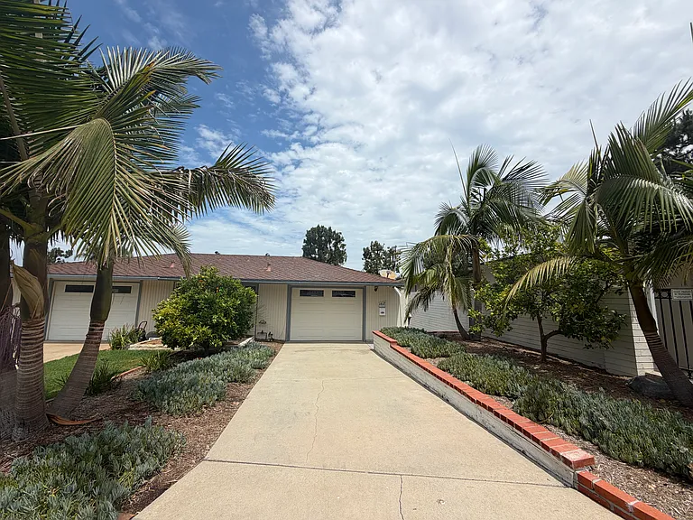 1424 La Linda Dr — Photo 1