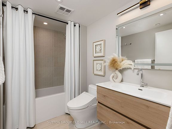 3rd image of 46 Western Battery Rd #809