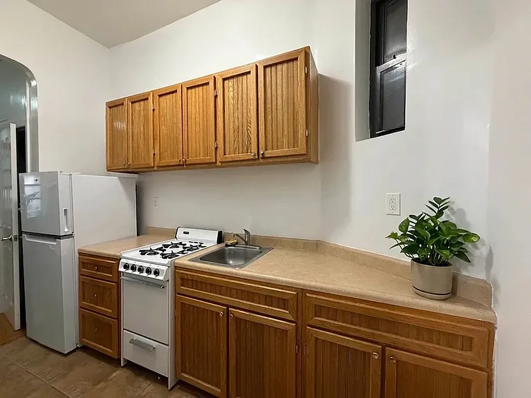 408 W 51st St #102 — Photo 7