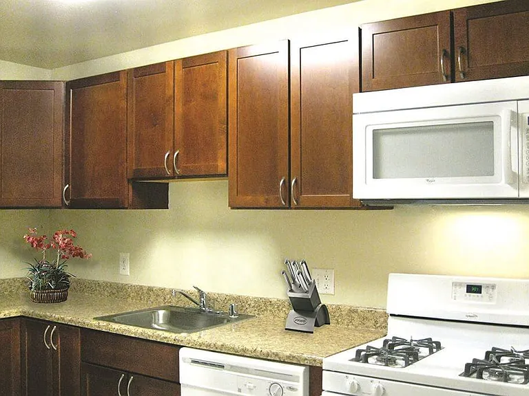 The Manor/The Manor East Apartments — Photo 2