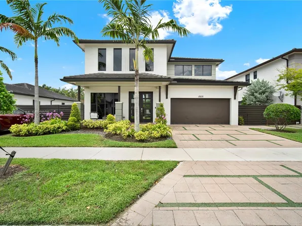 8935 NW 161st Ter, Miami Lakes, FL 33018