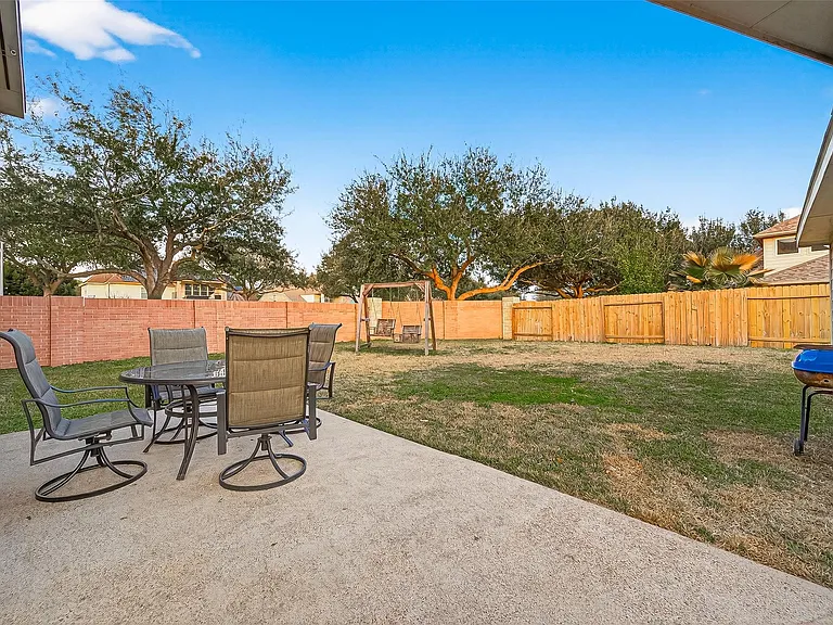21103 Falcon Creek Ct — Photo 46