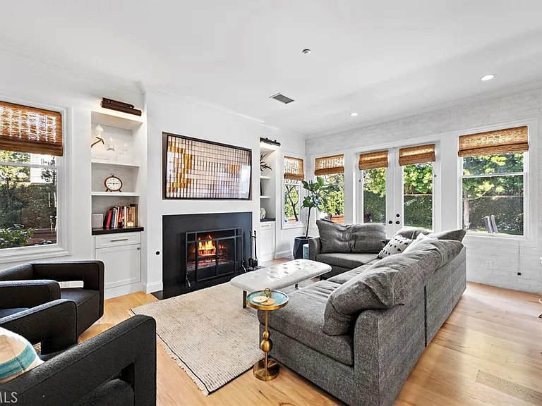 20 Cape Danbury — Photo 23