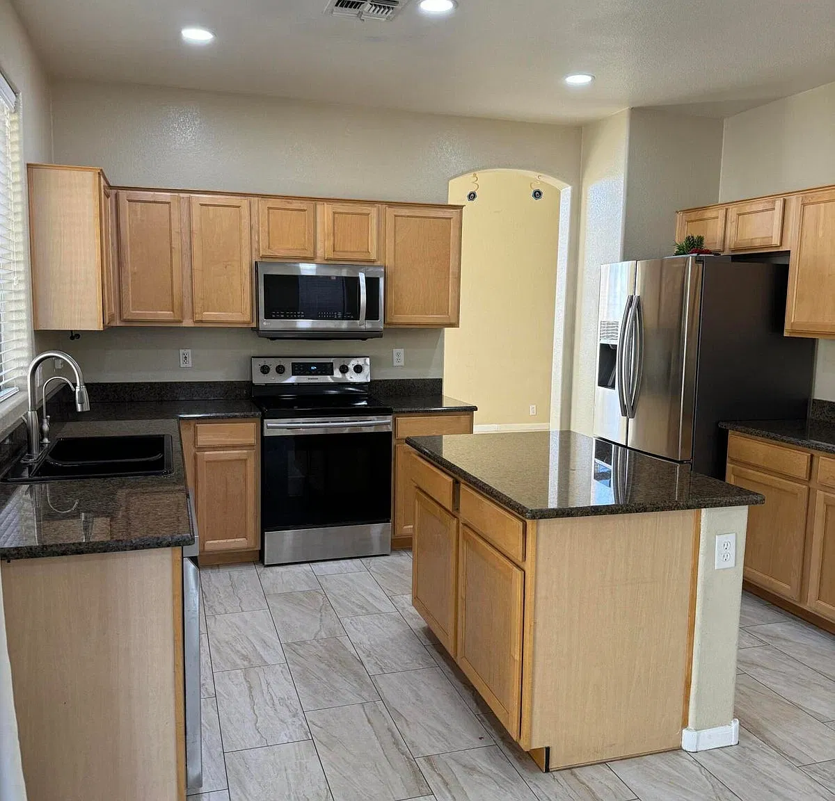 5 bed, 2685 sqft, $3,090 — Photo 2
