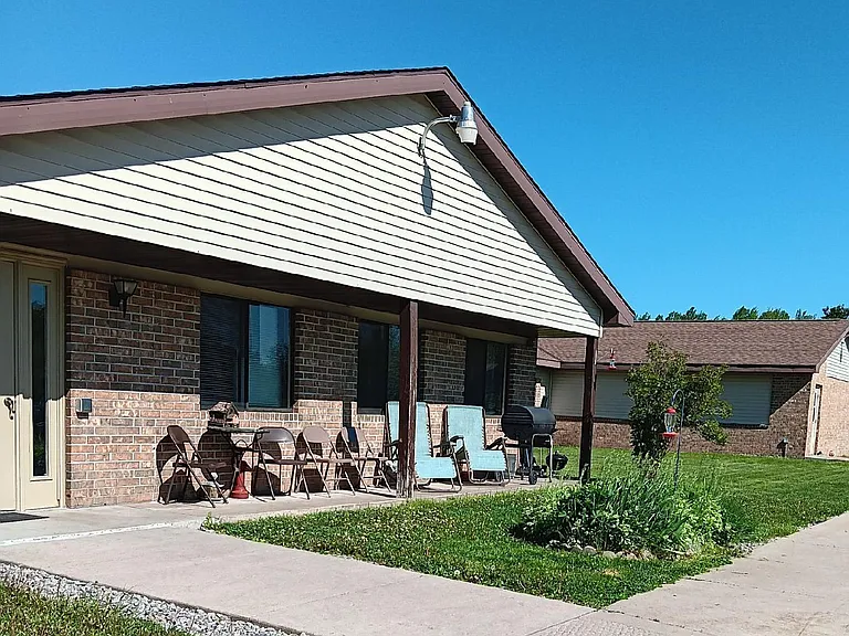 340 Center St — Photo 1