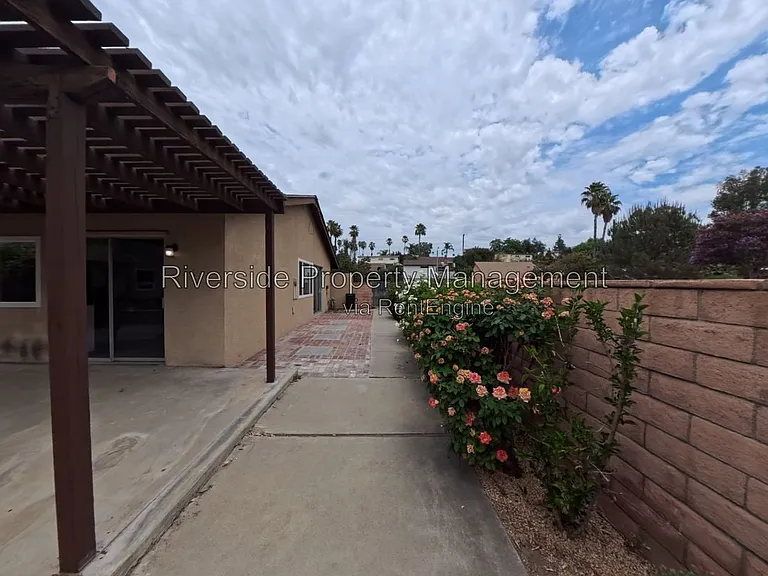 5025 Pearblossom Dr — Photo 28