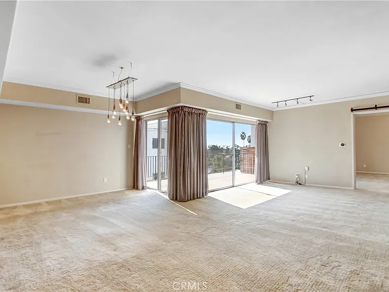 7560 Hollywood Blvd — Photo 3