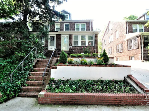 99-18 Ascan Avenue image 1 of 20