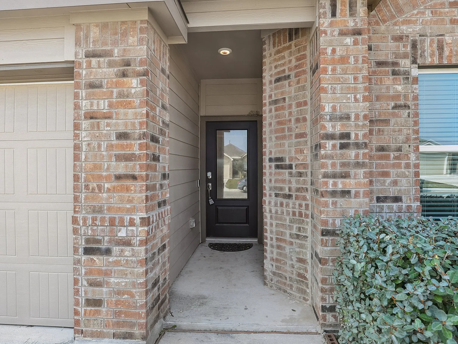 Bright 3-Bed Home with Island Kitchen, Private Yard & Community Pool in New Braunfels — Photo 3