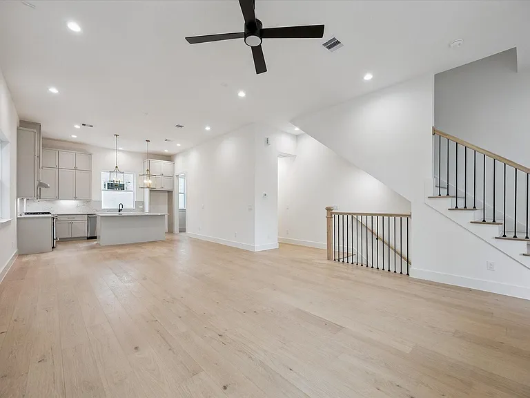 947 Blackshire Ln — Photo 12