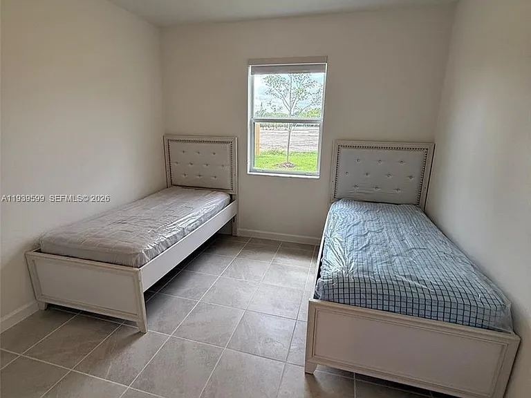 2832 SE 23rd Ave — Photo 4