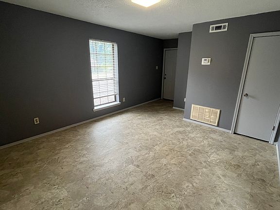 3rd image of 600 E 7th St #600