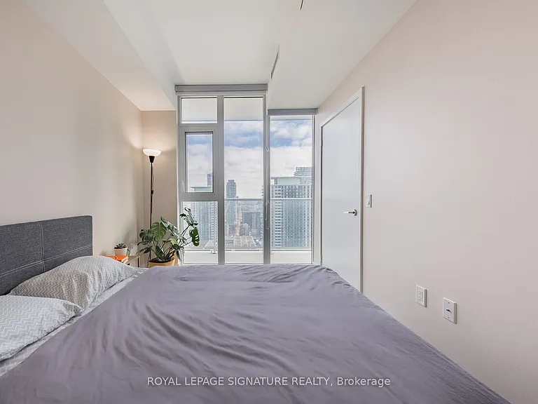33 Helendale Ave #2105 — Photo 11