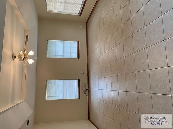 4th image of 210 Lemon Dr