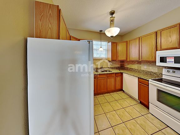 3rd image of 1526 Presidio Dr