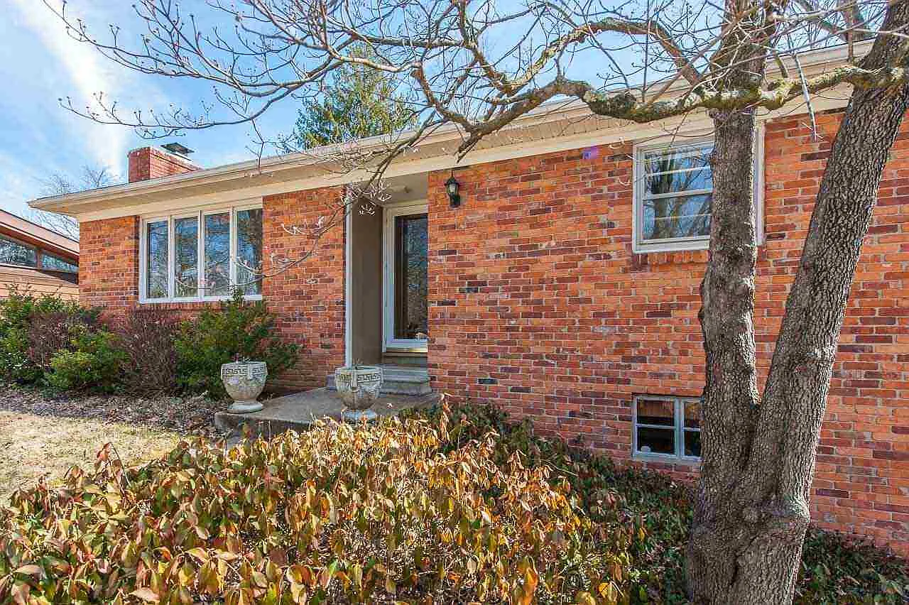 201 S Meadowbrook Dr photo 1