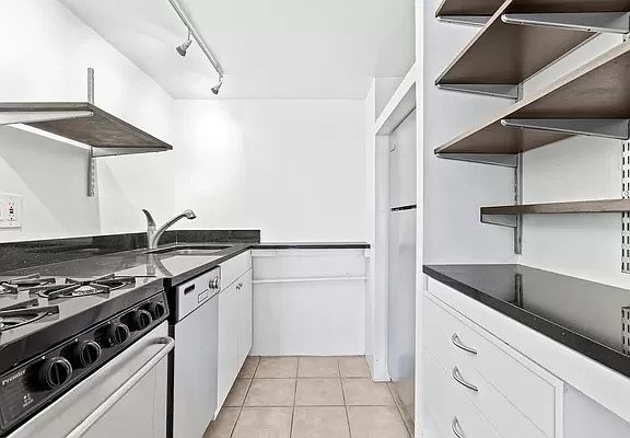 5th image of 160 Bleecker St APT 10LE
