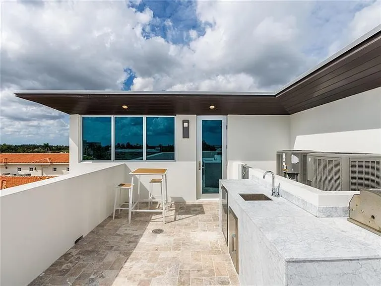 240 Shore Ct — Photo 31