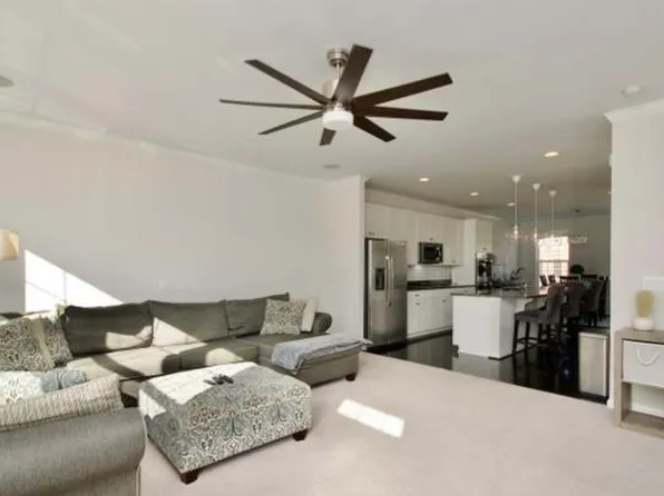 7812 Crescent Park Dr, Gainesville, VA 20155