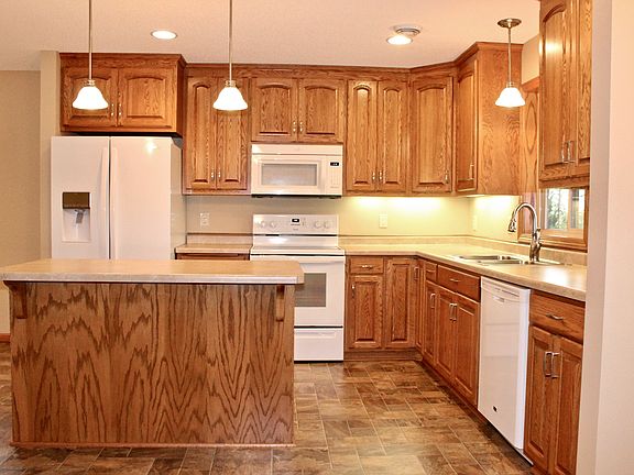 5th image of 404 Daniels Ct