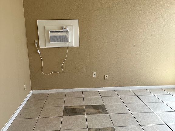 3rd image of 108 N Aurora St #108