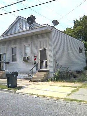 1st image of 2000-02 Iberville St