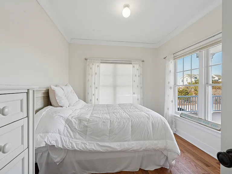 902 Dune Rd — Photo 6