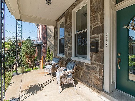 4th image of 3537 Ainslie St