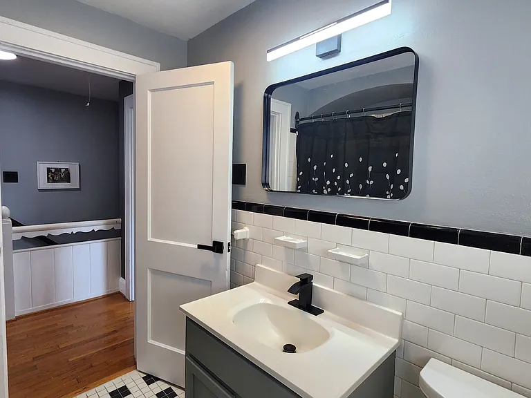 300 Russell St — Photo 22