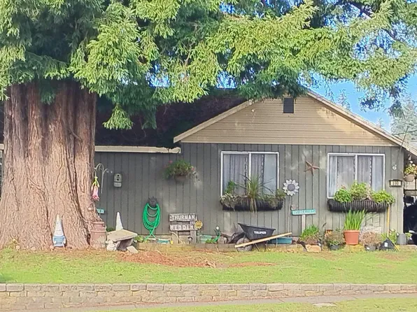 590 E 10th St, Coquille, OR 97423