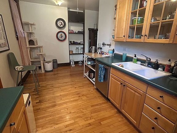 4th image of 1929 W Larchmont Ave #1