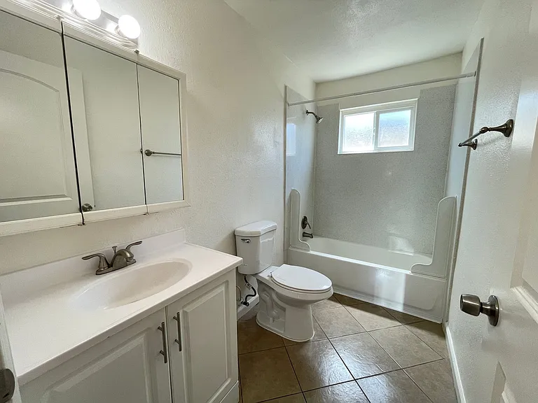 Lone Pine Apartments — Photo 20