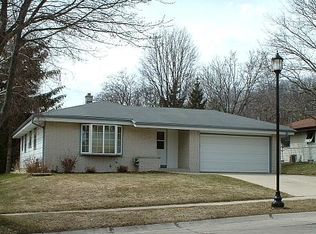 7529 S Chapel Dr, Oak Creek, WI 53154